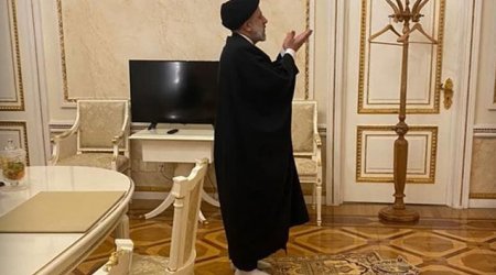 İran prezidenti Putinlə görüşdən sonra Kremldə namaz qıldı - Foto