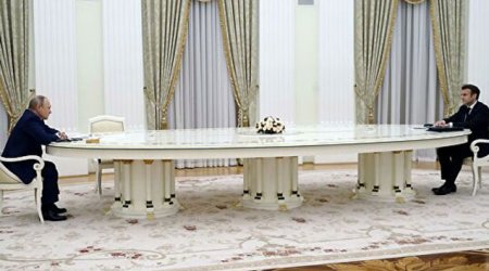 Makron Putin ilə məsafə saxlamaq üçün uzun masanı seçib