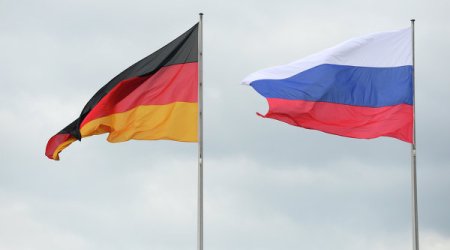 Putin Almaniya Kanslerini də uzun masa arxasında qəbul etdi