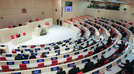 Gürcüstan parlamentinin dörd deputatının mandatı ləğv edildi