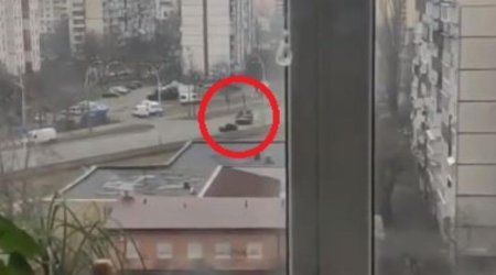 Rus tankı hərəkətdə olan avtomobilin üzərindən keçdi - VİDEO