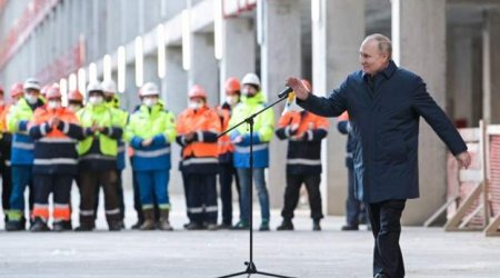Putin müharibə elanından sonra bu gün ilk dəfə adam içinə çıxıb