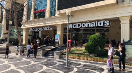 Bəs “McDonald's” siyasətə qarışmırdı?