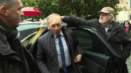 Fransada prezidentliyə namizədin başında yumurta sındırdılar - Video