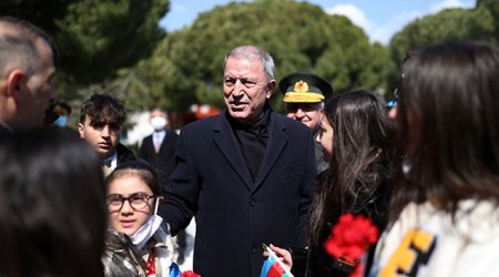 Hulusi Akar azərbaycanlı uşaqlarla söhbət etdi
