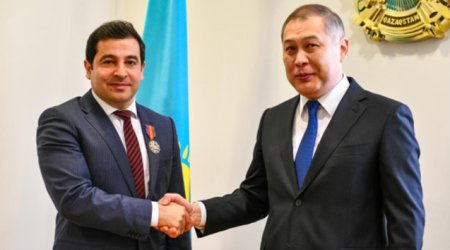 Qazaxıstan Prezidenti azərbaycanlını təltif etdi