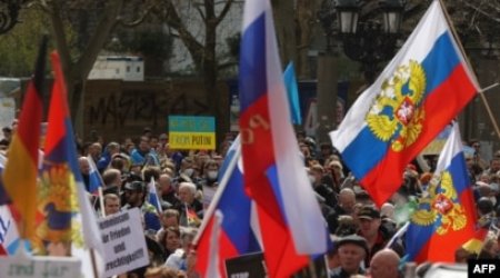 Almaniyada həm Rusiya, həm də Ukrayna tərəfdarları yürüş keçirib