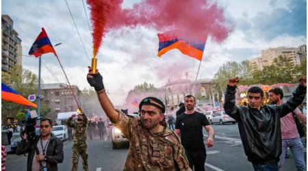 İrəvanda Paşinyanın istefası tələbi ilə mitinq başlayıb