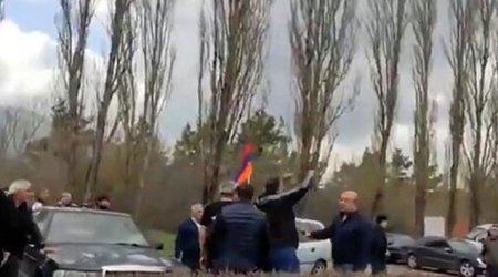 Etirazçılar Sevan-İrəvan yolunu bağladı