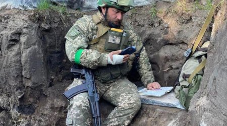 Ukraynada professor səngərdən tələbələrinə dərs keçir