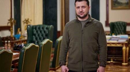 Zelenskinin jaketi London hərracında rekord məbləğə satıldı