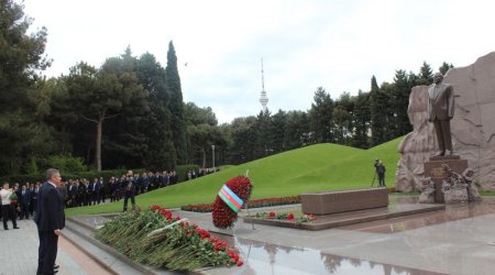 Ambassador of Ukraine honors memory of Azerbaijan's national leader