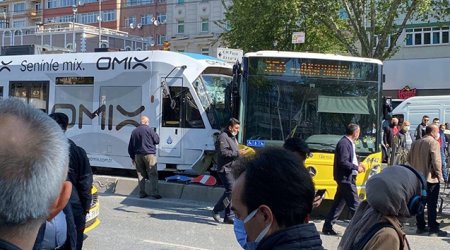 İstanbulda avtobusla tramvay toqquşdu, yaralılar var