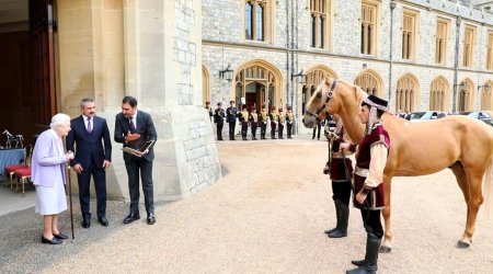 İlham Əliyev Kraliça II Elizabetə at hədiyyə göndərdi- FOTO