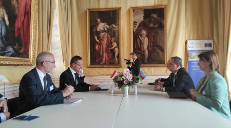 Ceyhun Bayramov Macarıstanın XİN başçısı ilə görüşüb