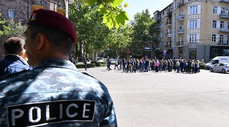 Ermənistanda etirazçılar Gürcüstana gedən yolu bağladılar