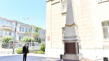 İlham Əliyev AXC şərəfinə ucaldılmış abidəni ziyarət edib