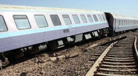 İranda qatar reysdən çıxdı - Ölənlər və yaralılar var