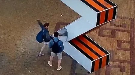 Rusiyada Z hərfini sındıran iki gənc SAXLANILDI