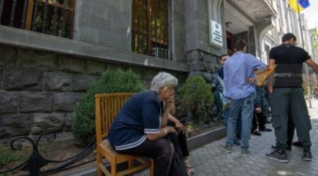 Ölən erməni hərbçilərin ailələri yenidən aksiya keçirir