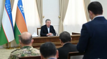 Mirziyoyev müşavirə keçirdi: sakinlərlə görüşdü