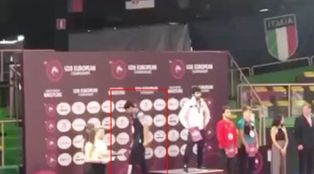 Ermənistan himninə görə kürsünü tərk edən güləşçimizin medalı alındı - Video