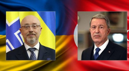 Türkiyə və Ukraynanın müdafiə nazirləri telefonla danışıb