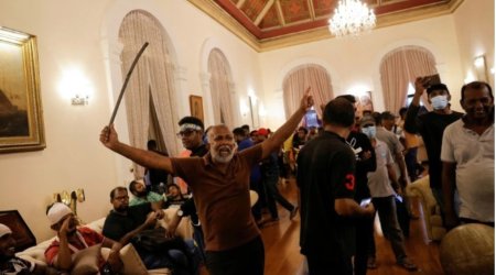 Şri-Lankada etirazçılar prezidentin villasında - 17,8 MİLYON RUPİ TAPIBLAR