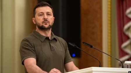 Zelenski yaxın dostunu və müttəfiqini vəzifələrindən kənarlaşdırıb