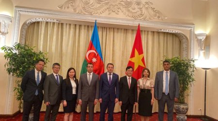 XİN başçısının müavini Vyetnamın xarici işlər naziri ilə görüşüb