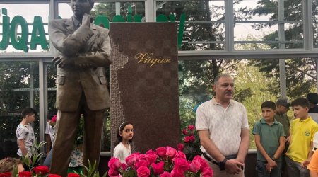 Vüqar Həşimovun məzarı ziyarət olunub