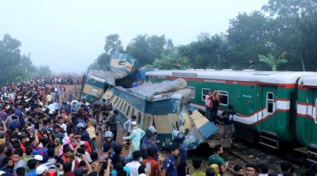 Banqladeşdə avtomobil qatarla toqquşub, 11 nəfər ölüb