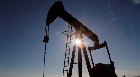 World oil prices slightly decrease