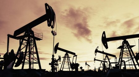 Oil falls amid sharp increase in US inventories