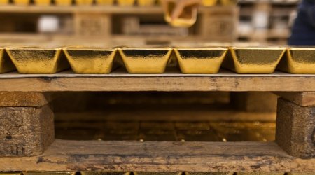 Gold prices rise slightly above $1,720