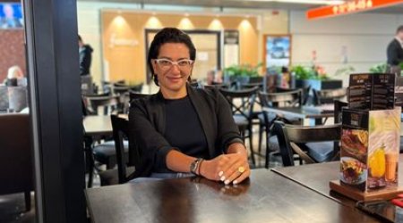 Paşinyanın arvadı təyyarəyə gecikdiyi üçün hava limanında qalmalı olub