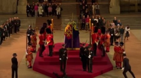 II Elizabetin tabutunu mühafizə edənin ürəyi getdi - VİDEO