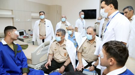 Müdafiə naziri hərbi hospitalda müalicə alan yaralılarla görüşüb