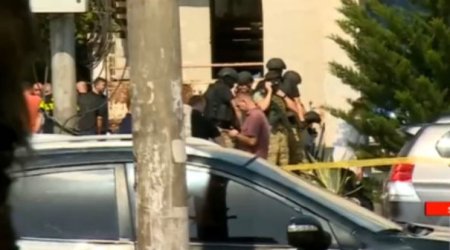 Gürcüstanda BANKA HÜCUM - Silahlı şəxs 2 milyon dollar tələb edir