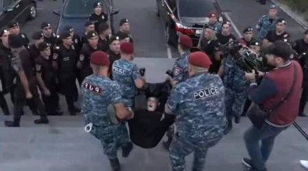 Ermənistanda polis ölən əsgərlərin yaxınlarına zor tətbiq etdi