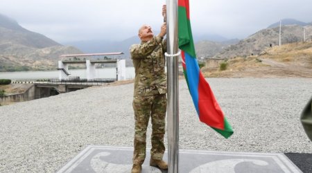 İlham Əliyev Laçında Azərbaycan bayrağını  ucaltdı