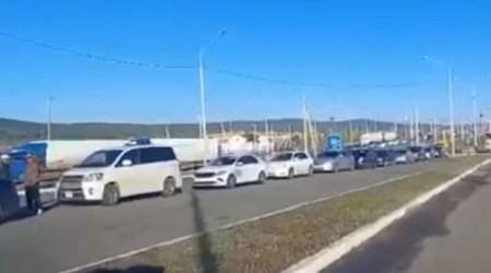 Rusiyalılar Monqolustana axın edirlər - Sərhəddə tıxac yaranıb - VİDEO