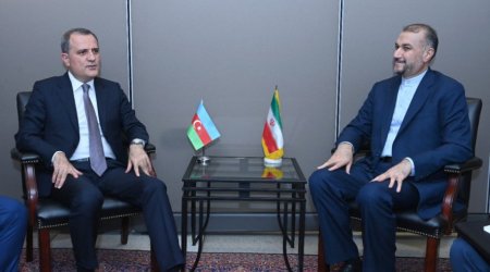 Ceyhun Bayramov iranlı həmkarı ilə görüşdü