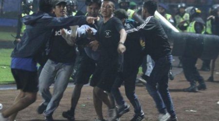 İndoneziyada futbolda baş verən iğtişaşlar nəticəsində 127 nəfər ölüb