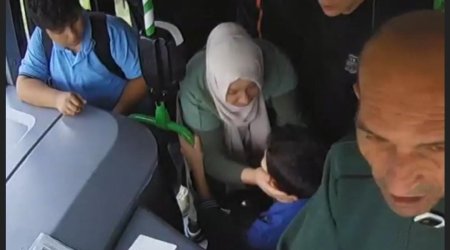 Sürücü məktəbliyə görə avtobusu boşaltdı- VİDEO