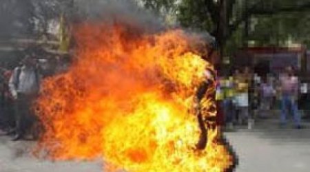 İki gənc küçədə qadını maraq üçün yandırıb