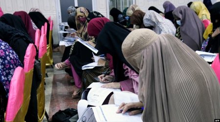 “Taliban”ın qadağalarını dəstəkləyən Əfqan qadınlar universitetdə aksiya keçirib