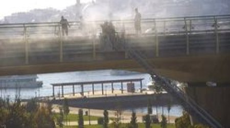 İstanbulda metro körpüsündə yanğın