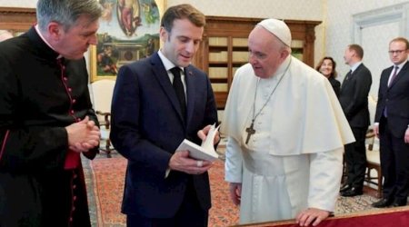 Makron Papaya oğurlanmış kitab bağışlayıb?