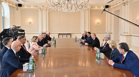 İlham Əliyev Nizami Gəncəvi Beynəlxalq Mərkəzinin nümayəndə heyətini qəbul edib